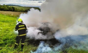 FOTO: Nehoda a požiar pri Lipanoch. Vodič skončil v nemocnici