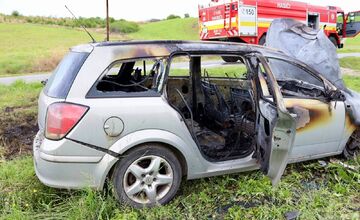 FOTO: Nehoda a požiar pri Lipanoch. Vodič skončil v nemocnici