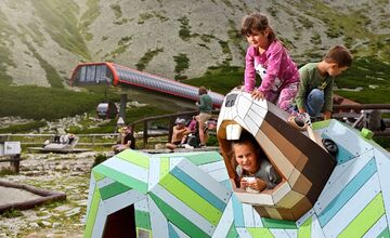 FOTO: Skalnaté pleso má novú atrakciu: drevená rodinka pod Lomnickým štítom