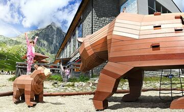 FOTO: Skalnaté pleso má novú atrakciu: drevená rodinka pod Lomnickým štítom