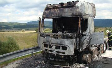 FOTO: Na diaľnici D1 v smere z Prešova horel ťahač