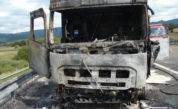 FOTO: Na diaľnici D1 v smere z Prešova horel ťahač