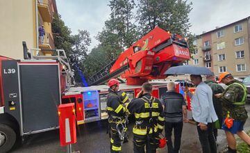 FOTO: V Bardejove vietor vyvrátil strom. Poškodil bytovku a chodník