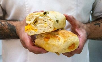 FOTO: Pečivo sa míňa bleskovo, zákazníci sa rozdelili na dva tábory