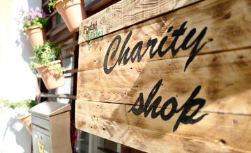 FOTO:  Na Floriánovej v Prešove sa po krátkej odmlke otvárajú dvere Charity shopu