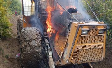 FOTO: V okrese Humenné zhorel do tla lesný traktor