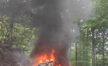 FOTO: V okrese Humenné zhorel do tla lesný traktor