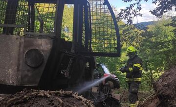 FOTO: V okrese Humenné zhorel do tla lesný traktor