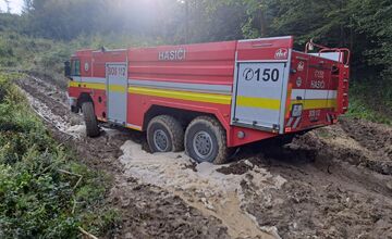 FOTO: V okrese Humenné zhorel do tla lesný traktor