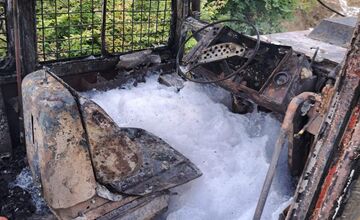 FOTO: V okrese Humenné zhorel do tla lesný traktor