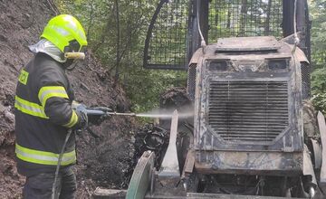 FOTO: V okrese Humenné zhorel do tla lesný traktor
