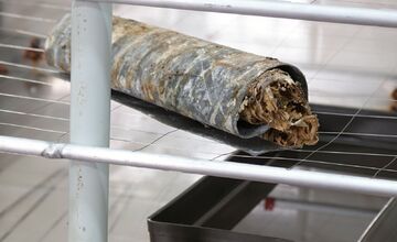 FOTO: Na gymnáziu v Levoči otvorili časovú schránku. Našli v nej takýto odkaz