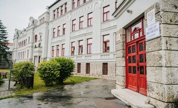 FOTO: Na gymnáziu v Levoči otvorili časovú schránku. Našli v nej takýto odkaz