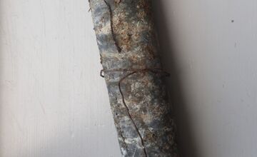 FOTO: Na gymnáziu v Levoči otvorili časovú schránku. Našli v nej takýto odkaz