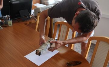 FOTO: Na gymnáziu v Levoči otvorili časovú schránku. Našli v nej takýto odkaz