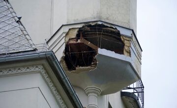 FOTO: Na gymnáziu v Levoči otvorili časovú schránku. Našli v nej takýto odkaz