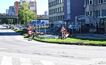 FOTO: Rekonštrukcia potrubí v Humennom. Bytovka ostane bez vody