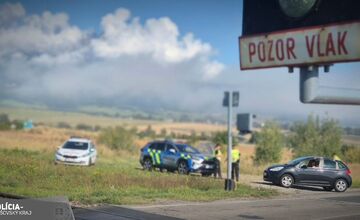 FOTO: Policajti preverili priecestia aj cestujúcich. Akcia odhalila desiatky priestupkov