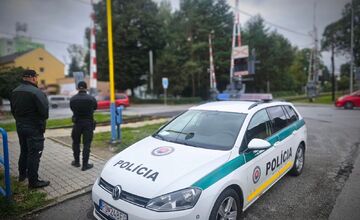 FOTO: Policajti preverili priecestia aj cestujúcich. Akcia odhalila desiatky priestupkov