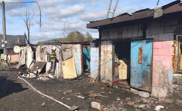 FOTO: Deväť hasičov zasahovalo viac ako hodinu, príčina sa zisťuje