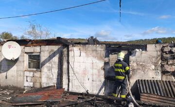 FOTO: Deväť hasičov zasahovalo viac ako hodinu, príčina sa zisťuje
