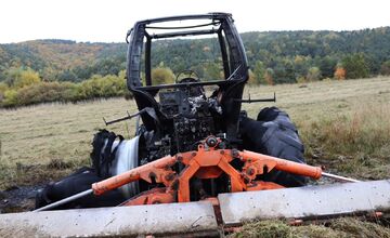 FOTO: V Oľšove horel traktor, škoda 15-tisíce eur. Hasiči zabránili tragédii