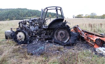 FOTO: V Oľšove horel traktor, škoda 15-tisíce eur. Hasiči zabránili tragédii