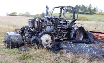 FOTO: V Oľšove horel traktor, škoda 15-tisíce eur. Hasiči zabránili tragédii