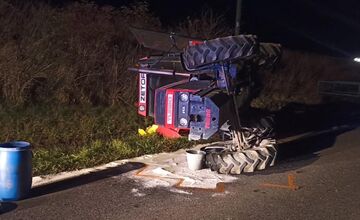 FOTO: Zrážka auta a traktora pri Vlkovej, hlásili sedem zranených