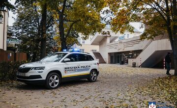 FOTO: V staničnom parku je konečne pokoj, polícia tam hliadkuje denne