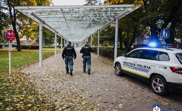 FOTO: V staničnom parku je konečne pokoj, polícia tam hliadkuje denne