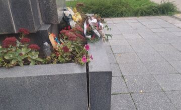 FOTO: Oprava pomníka Alexandra Duchnoviča v Prešove dlho nevydržala