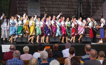 FOTO: Stropkovčan má nové kroje, kraj prispel na mladé folkloristky