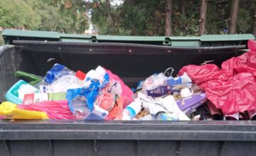 FOTO: Pracovníci v Prešove bojujú, zberné nádoby na sklo sú plné rôzneho odpadu