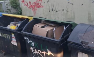 FOTO: Pracovníci v Prešove bojujú, zberné nádoby na sklo sú plné rôzneho odpadu