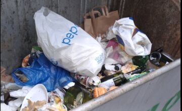 FOTO: Pracovníci v Prešove bojujú, zberné nádoby na sklo sú plné rôzneho odpadu