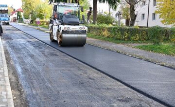 FOTO: V Humennom asfaltujú. Mesto investuje milióny do ciest a chodníkov