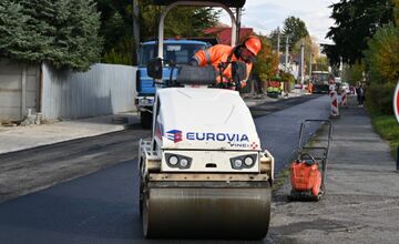 FOTO: V Humennom asfaltujú. Mesto investuje milióny do ciest a chodníkov