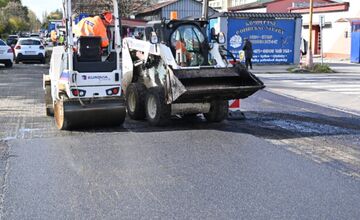 FOTO: V Humennom asfaltujú. Mesto investuje milióny do ciest a chodníkov