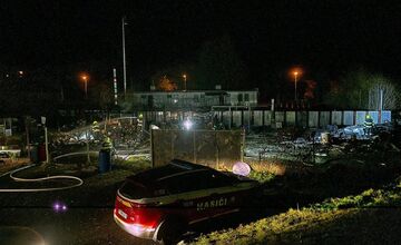 FOTO: Pri nočnom požiari v Poprade zhorelo obľúbené kultúrne stredisko