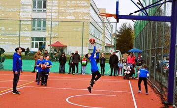 FOTO: Tri nové ihriská v Humennom. otvorenie sprevádzali šport aj koncert