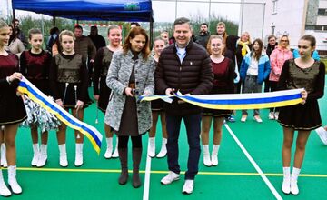 FOTO: Tri nové ihriská v Humennom. otvorenie sprevádzali šport aj koncert