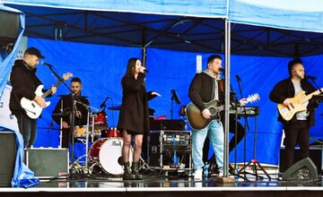 FOTO: Tri nové ihriská v Humennom. otvorenie sprevádzali šport aj koncert