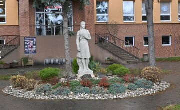 FOTO: Recitátorka je späť, slávnostný návrat sochy po rokoch zabudnutia