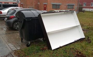 FOTO: Nezodpovedný občan pod Tatrami si spravil zo stojiska smetisko