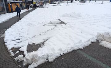 FOTO: Prešovčania počas víkendu riešili zasnežené chodníky