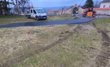 FOTO: Stavbári v Spišskej Kapitule položili asfalt na chránené územie