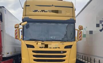 FOTO: Zahraniční vodiči sa po D1 snažili previezť nadrozmerný náklad bez povolení