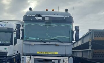 FOTO: Zahraniční vodiči sa po D1 snažili previezť nadrozmerný náklad bez povolení