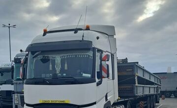 FOTO: Zahraniční vodiči sa po D1 snažili previezť nadrozmerný náklad bez povolení